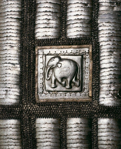 Музейный экспонат: Бахтерцовый доспех для боевого слона, Индия, 1600 г.