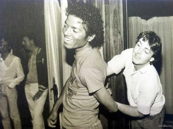 Подборка фотографий с Майклом Джексоном и Полом Маккартни. США, 1980-е годы. В 1985 году права на все песни The Beatles перешли Майклу Джексону. Джексон выкупил большую часть акций компании ATV