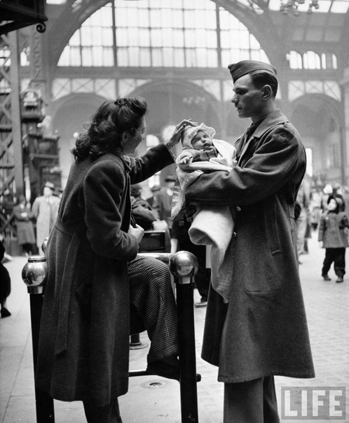 Трогательные кадры «Прощание на Пенсильванском вокзале», апрель 1943 года. Фотограф: Альфред Айзенштадт.