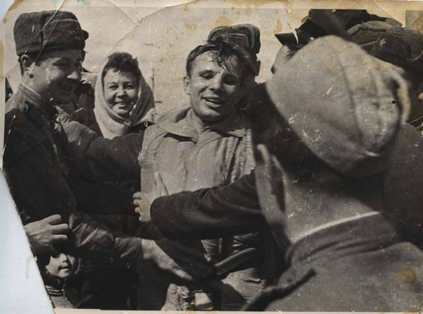 Первые минуты Гагарина после приземления на Землю. 12 апреля 1961 г.