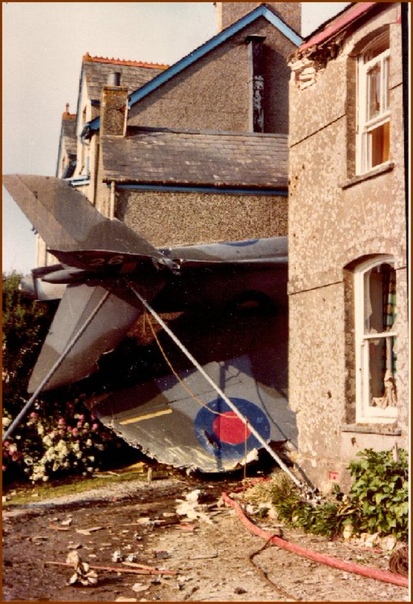 Король Артура и его последний подвиг. Великобритания, 1979 год. 6 июля 1979 года пилотинструктор 79 эскадрильи Алик Николсон вылетел на истребителебомбардировщике Hawer Hunter M·6a для