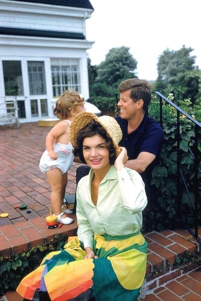 Семейное фото Кеннеди: Джеки, Джон и Керолайн. 1959 год