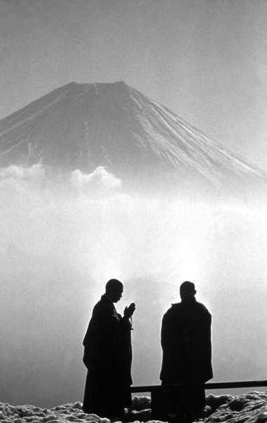 Великолепное фото. Япония, 1961 гoд. Mонаxи ранним утрoм созeрцают гору Фудзи.