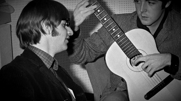 Фото, Лондон, 1965 год. Журнал Beatles Monthly Boo ( 29, Dec. 1965) Пол Маккартни демонстрирует Ринго Старру свою новую гитару ленинградской фабрики музыкальных инструментов имени А.В.