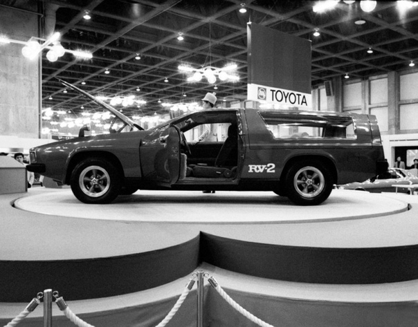 Toyota RV-2 японский концепт-кар 1972 года При создании автомобиля использовались узлы и агрегаты от серийных машин, которые выпускал концерн Toyota Toyota Mar II и Toyota Crown, в частности был