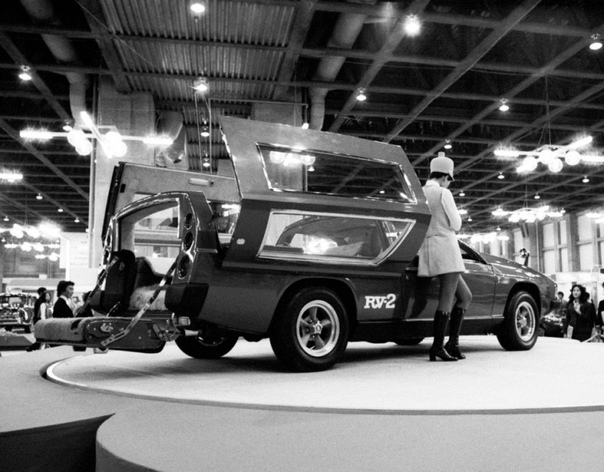Toyota RV-2 японский концепт-кар 1972 года При создании автомобиля использовались узлы и агрегаты от серийных машин, которые выпускал концерн Toyota Toyota Mar II и Toyota Crown, в частности был