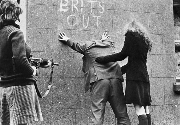 Фото. Северная Ирландия, 1970 гг. Девушки из Ирландской pecпубликанской армии обыскивают прохожих.