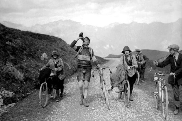 Фото с легендарной велогонки Тур де Франс, Франция, 1927 год. 21я гонка, проводилась с 19 июня по 17 июля 1927 года. Пройденное расстояние 5·321 км, 24 этапа. Победитель достиг средней скорости