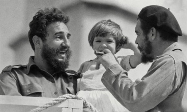 Фото Фиделя Кастро, который держит на руках Алейду, дочку Че Гевары. Республика Куба, 1963 г.