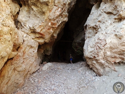 Тайны пещеры Еленева Пещера Еленева - одна из самых загадочных пещер, расположенная в чреве Караульного быка скалы, выступающей в Енисей напротив села Овсянка к югу от Красноярска. Село это