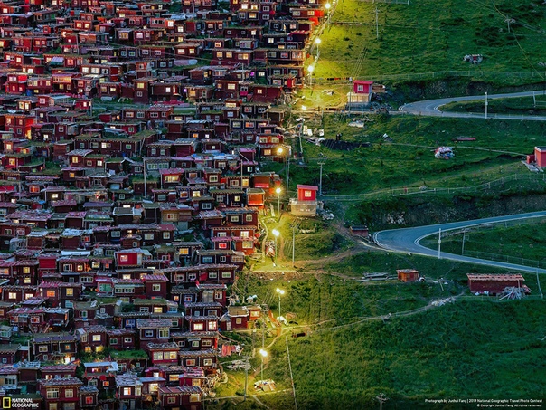 «Иди на свет» (Буддийская академия Ларунг Гар, Тибет) Поездка до Ларунг-Гар из ближайшего города занимает около 14 часов, и путь довольно трудный из-за горных дорог. Обычно монахи ориентируются