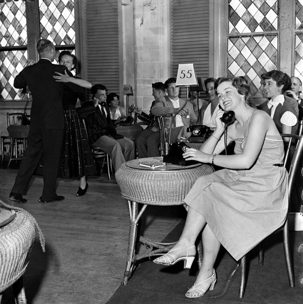Танцевальный клуб с телефоном знакомств для застенчивых молодых людей, США, 1953 год