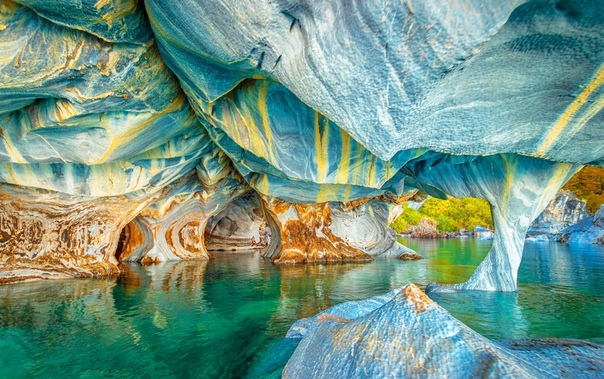 Мраморные пещеры в Чили Мраморные пещеры Cuevas de Marmol самая красивая сеть пещер в мире. 6000-летняя скульптура была высечена могучими волнами озера Хенераль Каррера в Патагонии. Сами