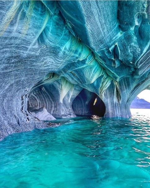 Мраморные пещеры в Чили Мраморные пещеры Cuevas de Marmol самая красивая сеть пещер в мире. 6000-летняя скульптура была высечена могучими волнами озера Хенераль Каррера в Патагонии. Сами