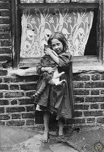 «Беспризорники Лондона: Кусачки Спиталфилдса», 1913 г. Ч.-1 «Одежда у них рваная, изношенная. А для большинства горячая ванна-это далекое воспоминание. Но в глазах этих детей есть самообладание