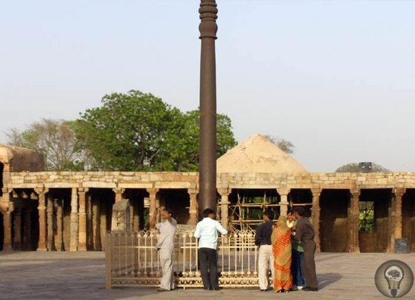 Загадка нержавеющей железной колонны Всего в получасе езды от старого центра индийской столицы, на одной из площадей, возле минарета Кутб-Минар, стоит железная колонна возрастом более полутора