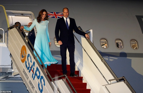 Кейт Миддлтон и принц Уильям прибыли с официальным визитом в Пакистан Стартовал официальный тур герцога и герцогини Кембриджских по Пакистану, и эту поездку знаменитой британской пары уже