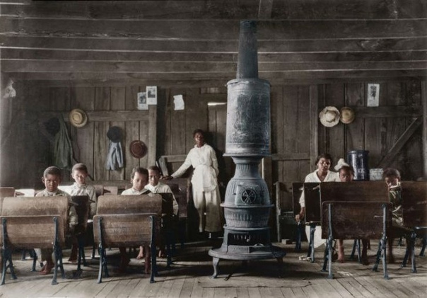 Школа для темнокожих в штате Кентукки, 1916 год. На уроке присутствует лишь треть учеников, так как, по словам учительницы, остальные работают на табачных