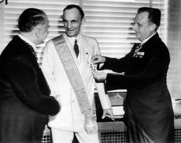 Генри Форд получает Большой крест ордена германского орла, Детройт, 30 июля 1938 года