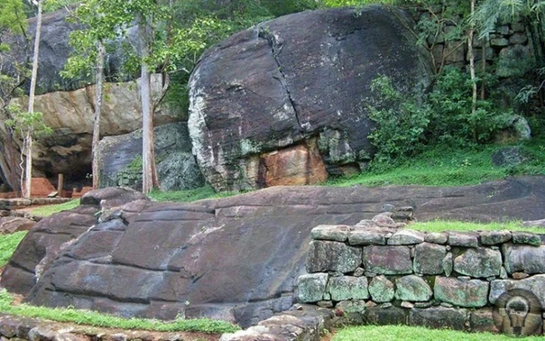 Дворец на огромной скале в Сигирии и секреты плавления камня В центральной части острова Шри-Ланка на высоте 370 метров над уровнем моря находится скальное плато под названием Сигирия. В