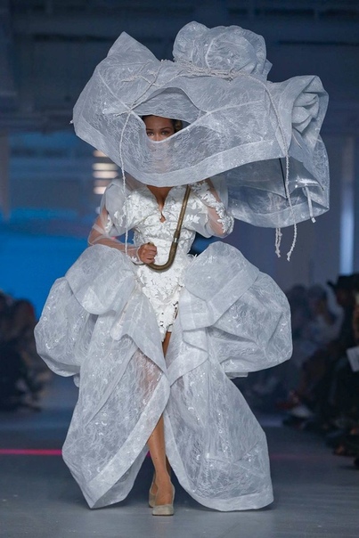 Невеста с зонтом Vivienne Westwood Коллекция весна-лето 2020