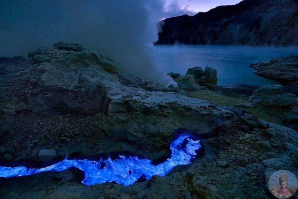 Необычный вулкан с голубой лавой. Чтобы увидеть что-то совершенно необычное и завораживающее, нам необходимо отправится в Индонезию на остров Ява, где расположен вулкан Иджен (Gunung Ijen). Это