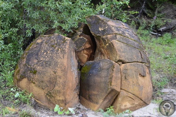 Каменные мячи великанов из Коми Деревня Малое -Галово славится Гальфедьскими камнями. Здесь, на берегу реки Ижмы лежат несколько десятков больших камней от одного до трех-четырех метров в