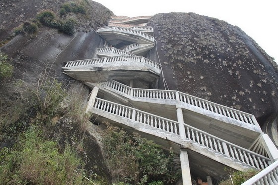 Скала Эль-Пеньон-де-Гуатапе На северо-западе Колумбии находится скала Эль-Пеньон-де-Гуатапе, возраст которой исчисляется примерно 70 миллионами лет. С 1940-х годов эта достопримечательность