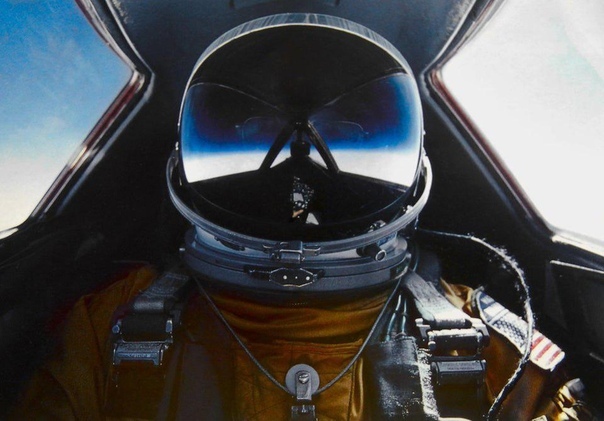 В 1976 году лётчик Элдон Уэйн Йоерз установил на сверхзвуковом самолёте SR-71 мировой рекорд по скорости полёта, равной 2,193 мили (3529,2 км/ч