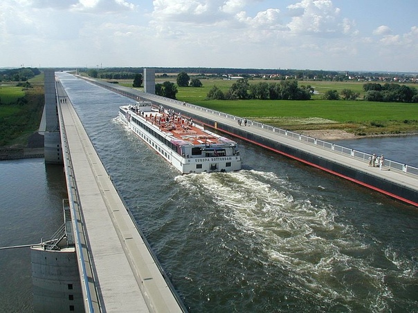 МАГДЕБУРГСКИЙ ВОДНЫЙ МОСТ В мире множество необычных, но так необходимых сооружений и одно из них находится в Германии - это уникальный Магдебургский водный мост (нем. analbrüce Magdeburg, англ.