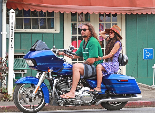 Джейсон Момоа отпраздновал 40-летие с женой Лизой Боне на родных Гавайях Актер ворвался в новое десятилетие своей жизни на мотоцикле Harley-Davidson - без шлема и с женой, обнимающей его за