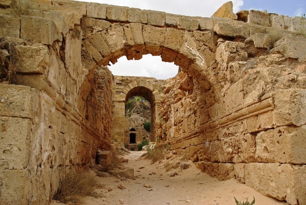 ЛЕПТИС МАГНА ДРЕВНЕЙШИЙ ГОРОД ЛИВИИ Лептис Магна древнейший город Ливии, достигший расцвета во время Римской империи. Руины города расположены на берегу Средиземного моря в 130 километрах к