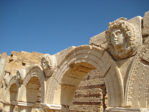 ЛЕПТИС МАГНА ДРЕВНЕЙШИЙ ГОРОД ЛИВИИ Лептис Магна древнейший город Ливии, достигший расцвета во время Римской империи. Руины города расположены на берегу Средиземного моря в 130 километрах к