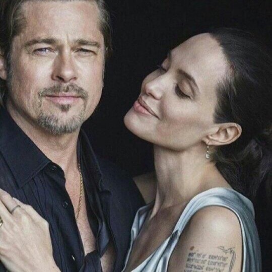 Из интервью Бреда Питта об Анджелине Джоли: Я стал усыпать её цветами,поцелуями и комплиментами. Я делал ей сюрпризы, радовал каждую минуту. Говорил на людях только о ней. Все темы сводил в её