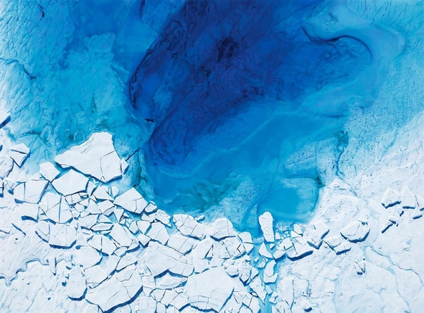 Реалистичные ледниковые ландшафты в пастельных картинах Зарии Форман Объектом внимания художника Зарии Форман (Zaria Forman), рисующей пастелью, являются ледники. Бруклинская художница
