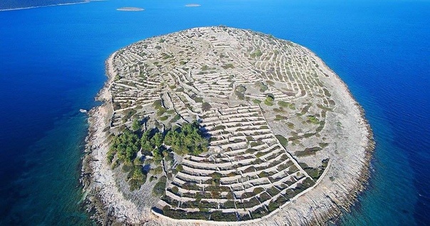 Остров Бальенак, который похож на отпечаток пальца Этот крошечный остров в Адриатическом море расположен недалеко от берегов Хорватии. Под пристальным вниманием общественности он оказался совсем