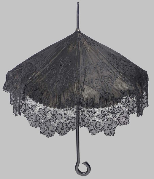Считается, что зонт добрался до Европы в XVII веке. В моде были белолицие дамы, загар считался признаком бедности, поэтому зонтики от солнца быстро вошли в гардероб светских дам.Сначала зонты