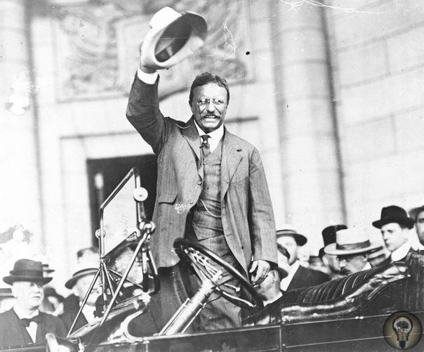 14 октября 1912 года, когда экс-президент США Теодор Рузвельт собирался выступить с речью перед собравшейся толпой, в него выстрелил некто Джон Шрэнк