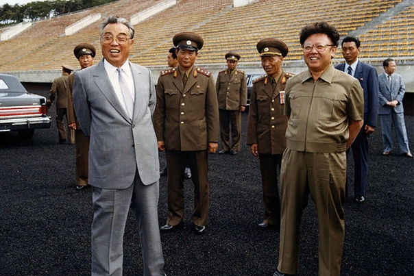 Ким Ир Сен Ким Ир Сен основатель северокорейского государства, Вечный президент КНДР, генералиссимус. При жизни и после смерти он является обладателем титула «Великий вождь товарищ Ким Ир Сен».