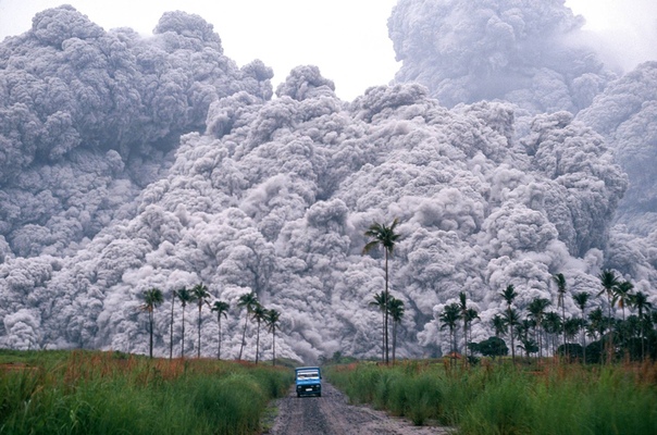 Извержение вулкана Пинатубо в 1991 году на Филиппинах.