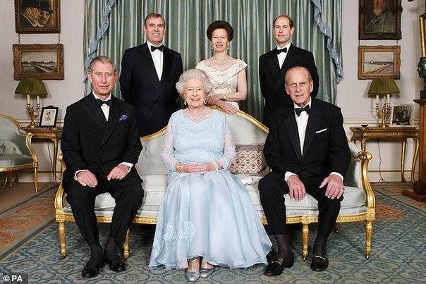 Королева Елизавета и принц Филипп отмечают 72-летие со дня своей свадьбы порознь 