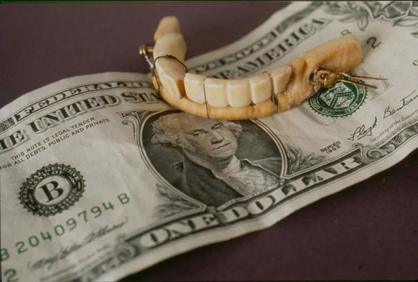 ДЖОРДЖ ВАШИНГТОН И ЕГО ВСТАВНЫЕ ЧЕЛЮСТИ Первый американский президент Джордж Вашингтон в раннем возрасте потерял все свои зубы и всю жизнь носил протезы, изготовленные из искусственных