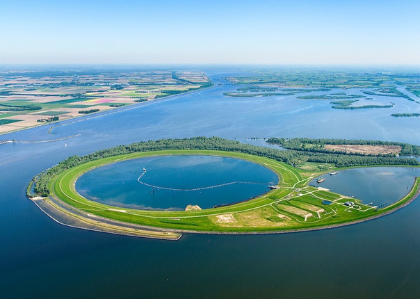 Озеро в озере: для чего внутри озера в Нидерландах построили круглую дамбу С высоты птичьего полета озеро Кетелмер в Нидерландах выглядит весьма загадочно. Посреди водной глади этого крупного