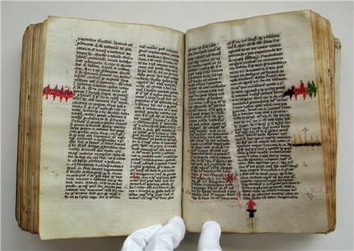 Необычное искусство ремонта рукописей в Средневековье В Средние века листы для рукописей делали из шкур животных, известных как пергамент, а не из папируса или бумаги, как это стало принято