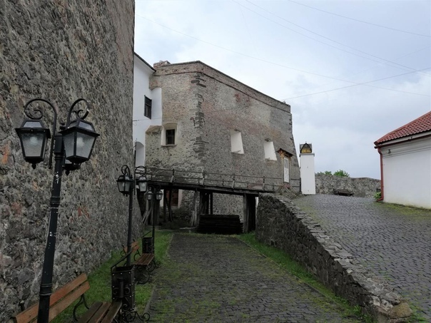 Мукачевский замок «Паланок» один из самых хорошо сохранившихся в Украине Выглядит он как снаружи, так и изнутри ухоженно, видно, что за ним хорошо присматривают. Именно он является главной