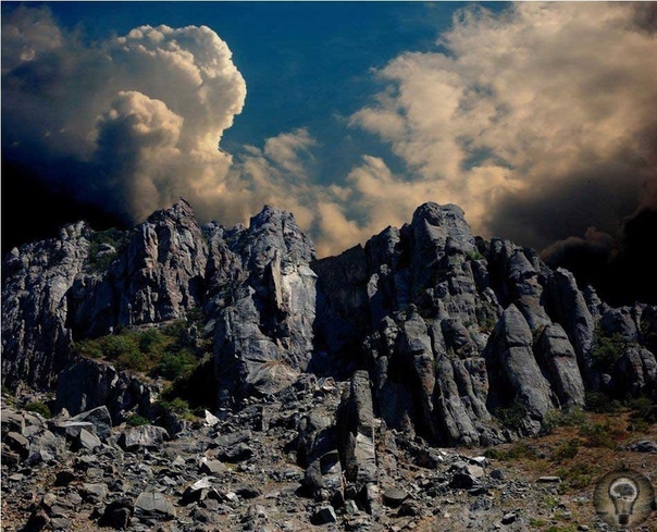 Демерджи. Таинственные видения В Главной гряде Крымских гор есть горный массив, не отмеченный ранее особой примечательностью, Демерджи-яйла. Подобных яйл, пастбищ-выпасов, в Горном Крыму немало.