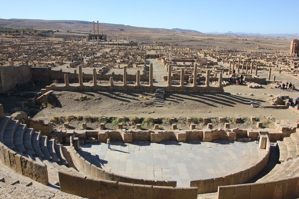 Руины Тимгада, древнего города в Алжире Руины Тимгада - это один из лучших сохранившихся примеров римского города, спроектированного под перпендикулярную застройку в соответствии с римскими