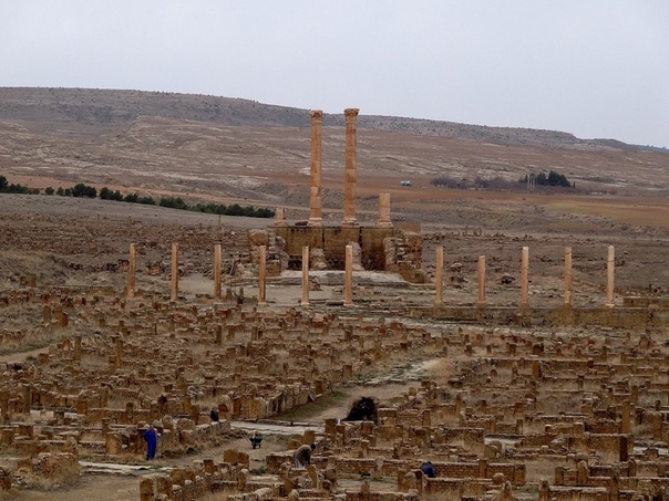 Руины Тимгада, древнего города в Алжире Руины Тимгада - это один из лучших сохранившихся примеров римского города, спроектированного под перпендикулярную застройку в соответствии с римскими