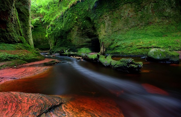 Финнич Глен место в Шотландии с кроваво-красной водой, пещерой и водопадами Шотландия одно из самых известных мест по количеству интересных и таинственных достопримечательностей. Для того чтобы