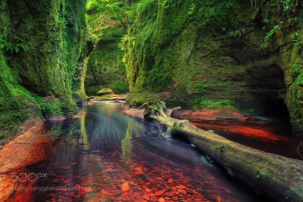 Финнич Глен  место в Шотландии с кроваво-красной водой, пещерой и водопадами 
